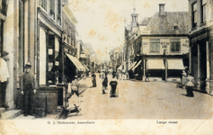 11714 Gezicht in de Langestraat met winkelpanden en publiek te Amersfoort uit het zuidwesten; met rechts een gedeelte ...